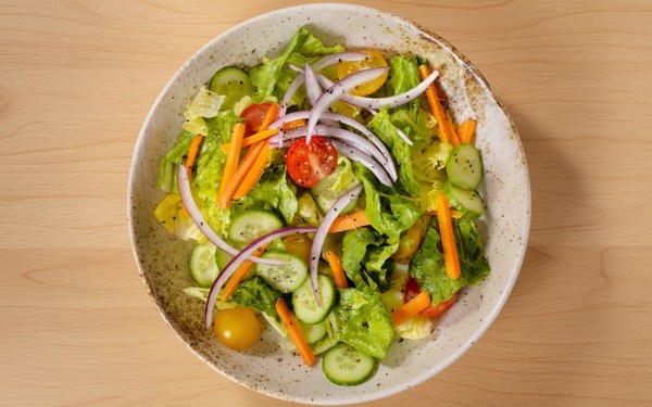 Ensalada fresca con lechuga, pepino, tomate, zanahoria y cebolla